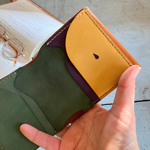 手縫い二つ折り革財布】シボ革ナチュラルテイスト・開くとカラフル