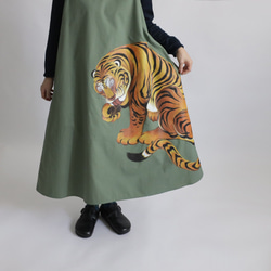 ラスト１　最終ＳＡＬＥ　手描き　ART　顔を洗う虎　上質コットン　ジャンパースカートゆったりワンピース トラ猫ねこU78 7枚目の画像