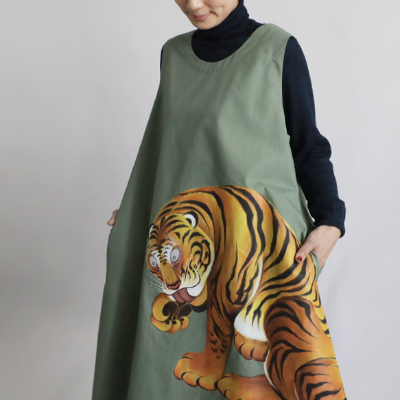 ラスト１　最終ＳＡＬＥ　手描き　ART　顔を洗う虎　上質コットン　ジャンパースカートゆったりワンピース トラ猫ねこU78 4枚目の画像
