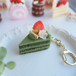 m*上様 ハンドメイド刺繍キーホルダー　キジトラさんとショートケーキ m*上様 ハンドメイド刺繍キーホルダー キジトラさんとショート