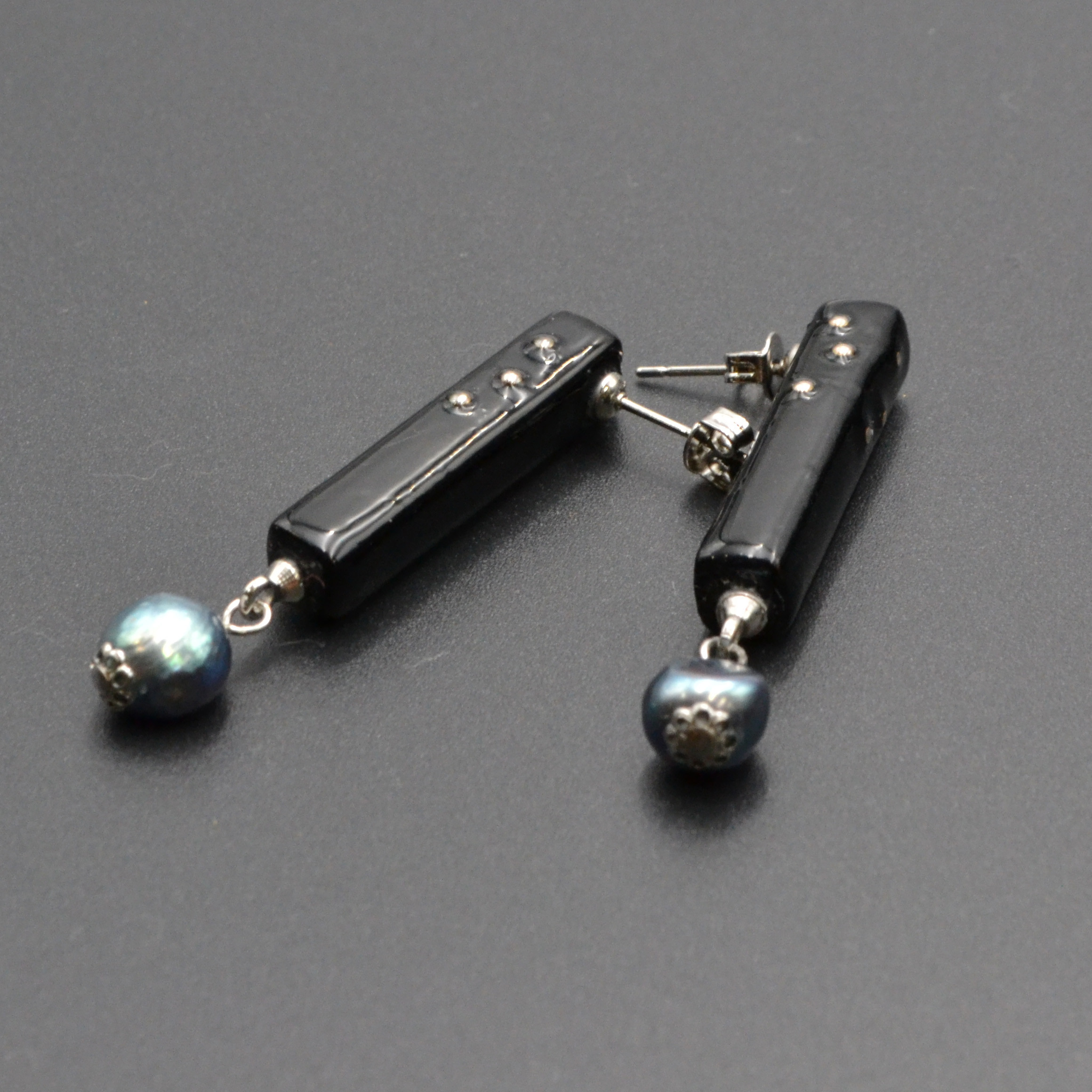 スティック漆黒　パールが揺れる　銀露玉入り　ピアス 4,455円