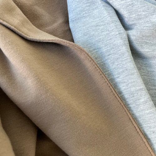 大人顔の上品″ロングパーカー。縦長効果も期待。柔らかいスエット素材