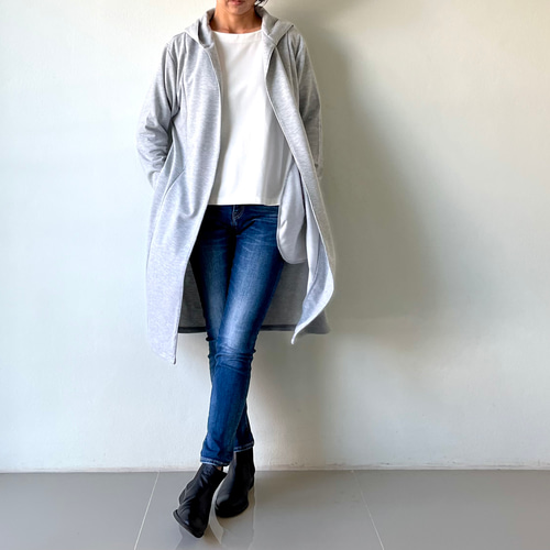 大人顔の上品″ロングパーカー。縦長効果も期待。柔らかいスエット素材