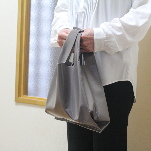 ちょっとしたお散歩に最適なカラフルな本革レジバッグ