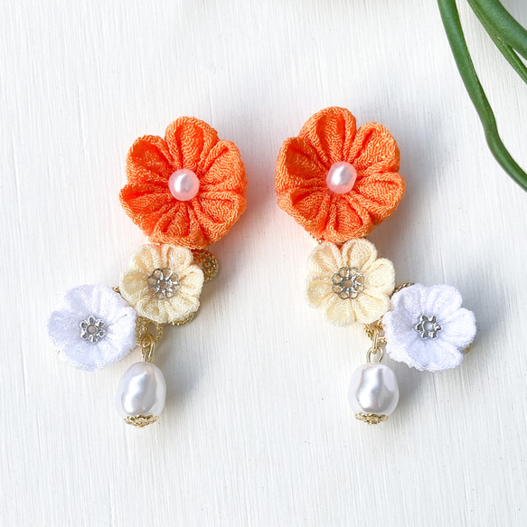 オレンジのお花大ぶりピアスあたたか-日向-お休みの日のワクワクお供  