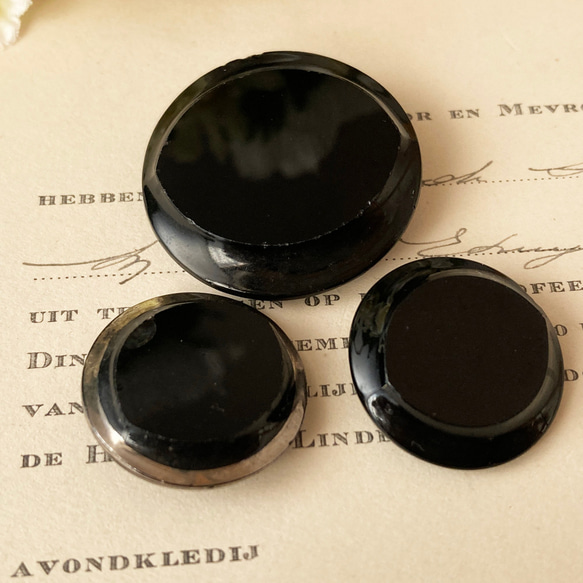 【送料無料】3個 1930s チェコ製 アンティーク ヴィンテージ 黒ガラスボタン 素材 [EY8417] 2枚目の画像