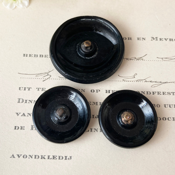 【送料無料】3個 1930s チェコ製 アンティーク ヴィンテージ 黒ガラスボタン 素材 [EY8417] 4枚目の画像