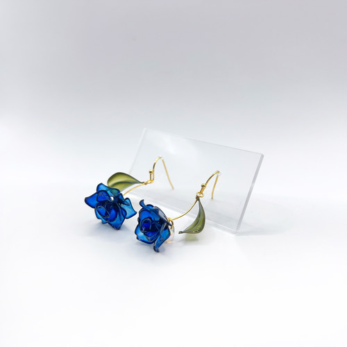 一輪の薔薇 ピアス(各種金具変更有)ブルー ディップアート アメリカン