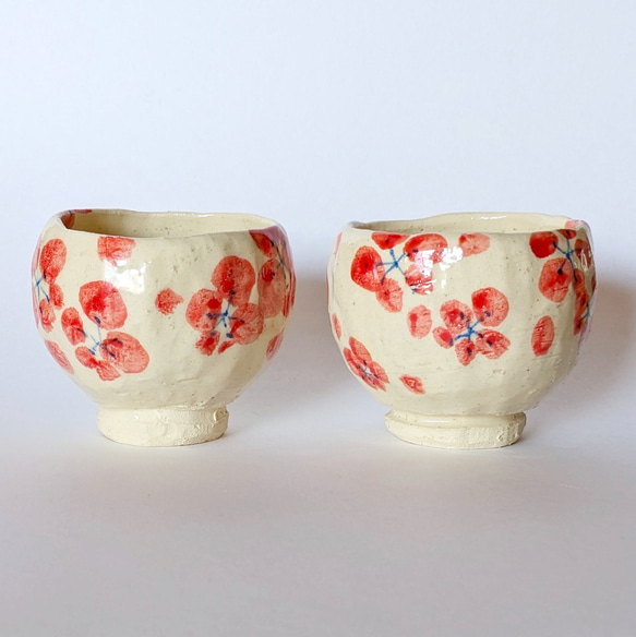 ぐい呑み／湯呑み　梅の花　手びねり　オリジナル陶器 2枚目の画像