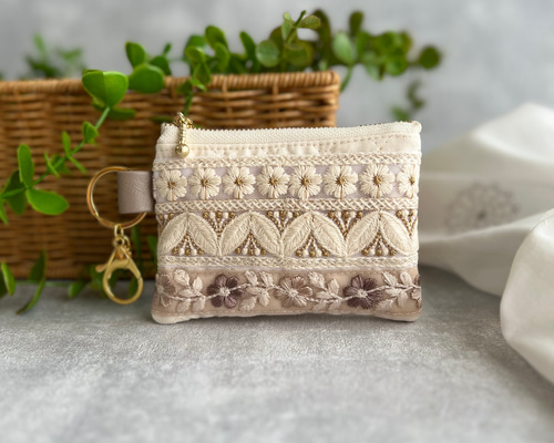 ラスト1点】ナチュラルなお花柄☆インド刺繍☆ふんわりキルトの