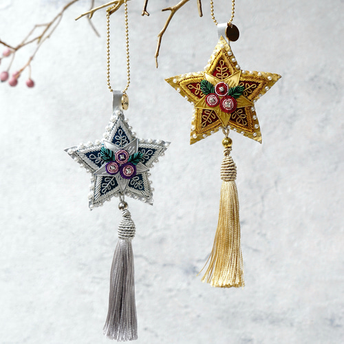 お纏めリクエスト＊刺繍のバッグ♡ケース♡チャームなど♡ 輝く星の目じるし''手刺繍 チャーム その他インテリア雑貨 Emby 通販