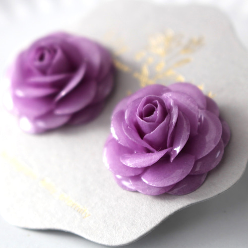 お花たっぷりパープルカラーのハイヒールピアス・イヤリング　ジルコニア　薔薇の花び パープル バラ イヤリング ピアス 大ぶり 紫 大人可愛い イヤリング