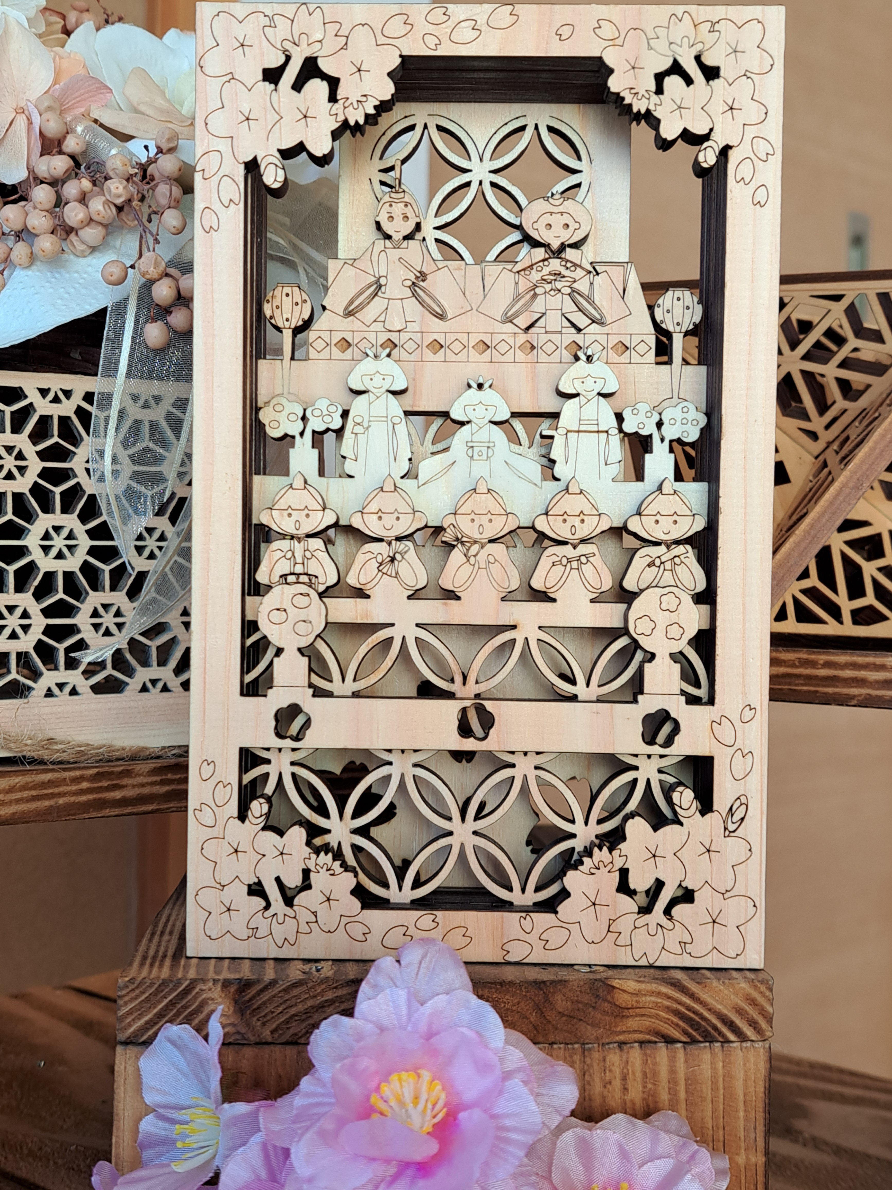 木製おひなさま三段飾り　小さなフレームに収まったお雛様(四角　結髪)