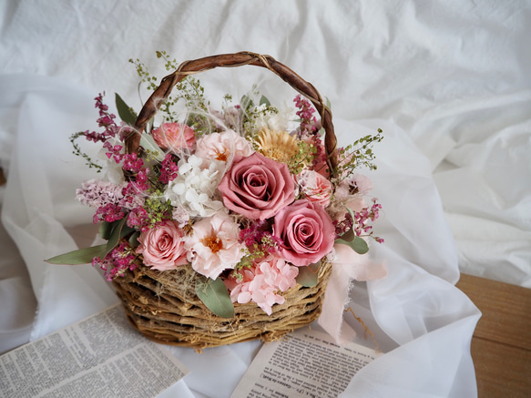 桜色プリザーブドフラワーバスケットアレンジ basket arrangement 2枚目の画像