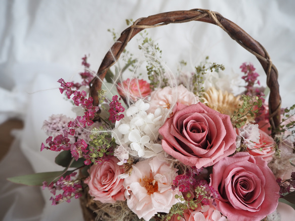 桜色プリザーブドフラワーバスケットアレンジ basket arrangement 5枚目の画像