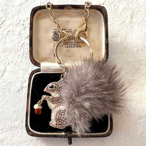 オートクチュール刺繍 バッグチャーム 【ドングリを持ったリス