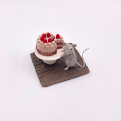 ミニチュア　ネズミとチョコレートケーキ 3枚目の画像
