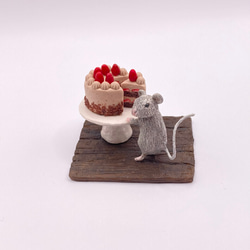 ミニチュア　ネズミとチョコレートケーキ 2枚目の画像