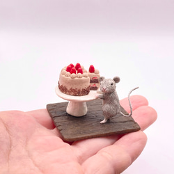 ミニチュア　ネズミとチョコレートケーキ 1枚目の画像
