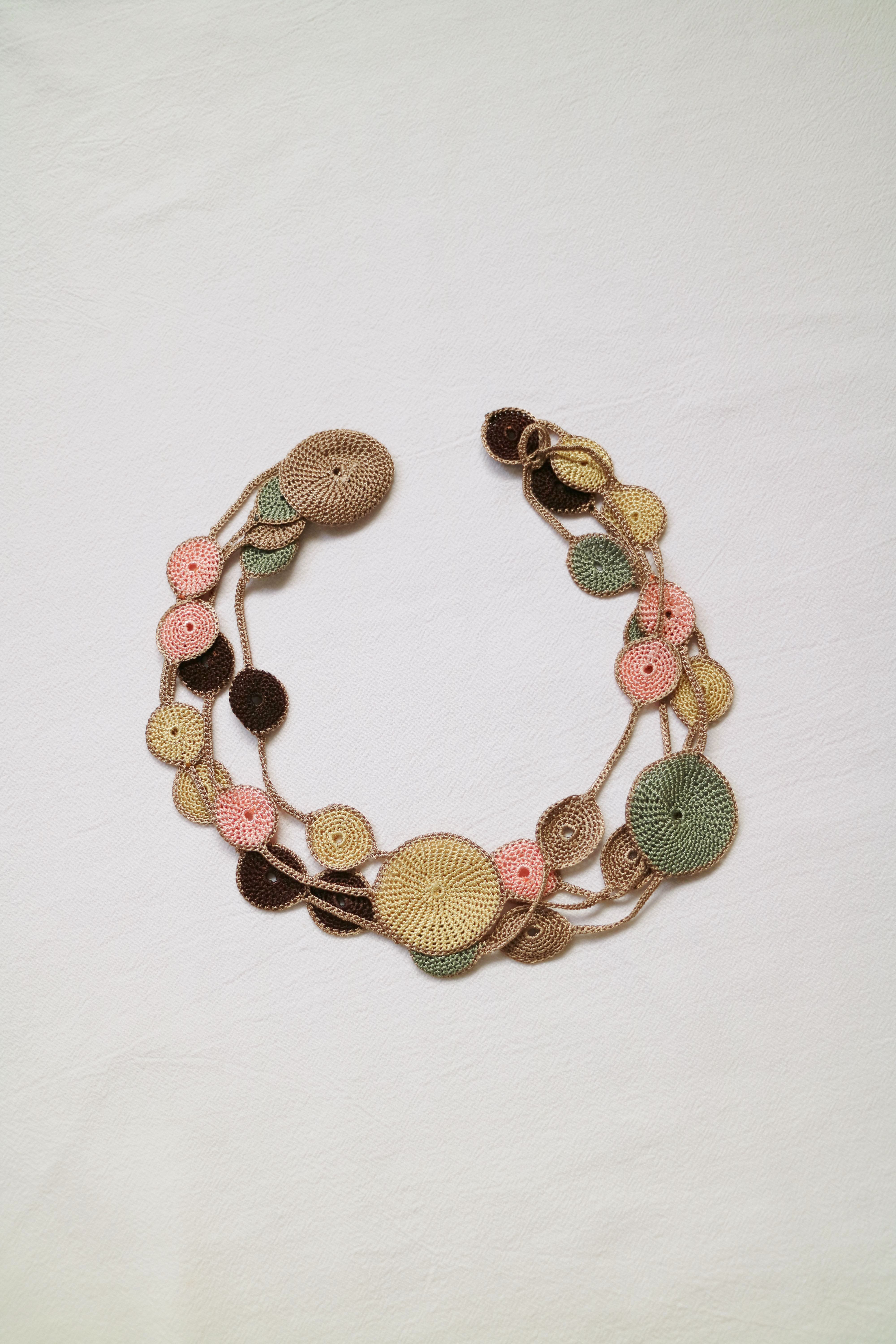 おしゃれに差がつく✲ --- 雫 ロングネックレス --- レース編み 【 落ち葉 】