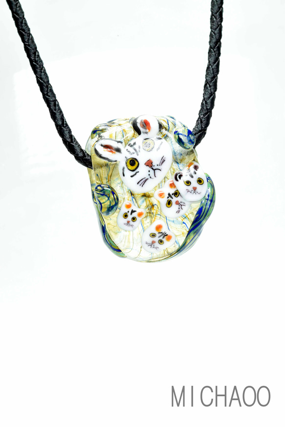 ネコのトンボ玉　ガラスのジュエリー　ペンダントトップ（10570-453）cat beads 作家物一点物 5枚目の画像