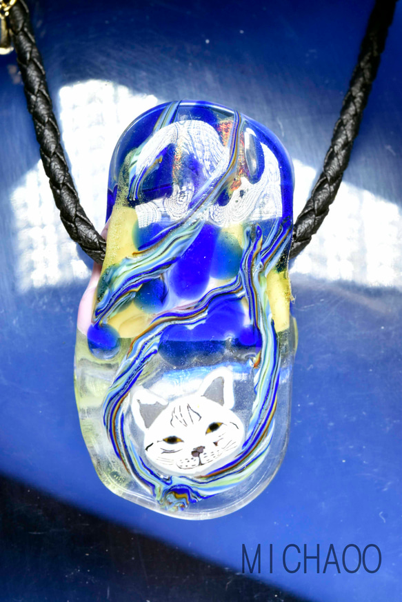 ネコのトンボ玉　ガラスのジュエリー　ペンダントトップ（10571-453）cat beads 作家物一点物 3枚目の画像
