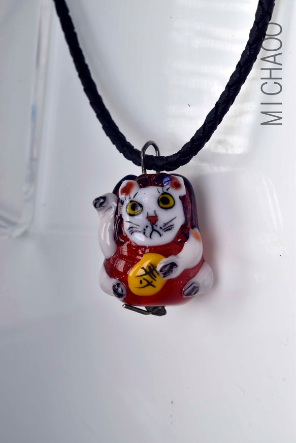 招きネコのトンボ玉　ガラスのジュエリー　ペンダントトップ（10573-453）cat beads 作家物一点物 6枚目の画像