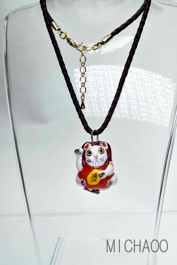 招きネコのトンボ玉　ガラスのジュエリー　ペンダントトップ（10573-453）cat beads 作家物一点物 2枚目の画像