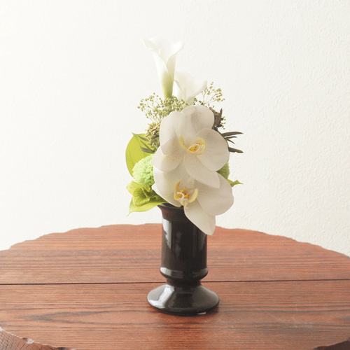 プリザーブドフラワーミニ仏花　スリムタイプ一対　花器付　胡蝶蘭 仏花】カラーと胡蝶蘭とピンポンマムの仏花（ミニサイズ）お