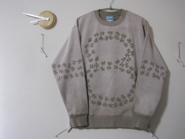 1点　パズルピースの【８】パイルトレーナー　ベージュ　パズル／クロスワード／ピース／花吹雪／蟻