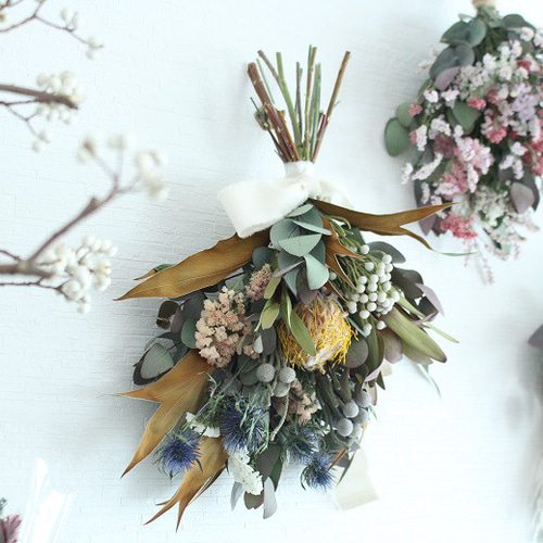 ピンクッションとグレビレアのドライフラワースワッグ ドライフラワー