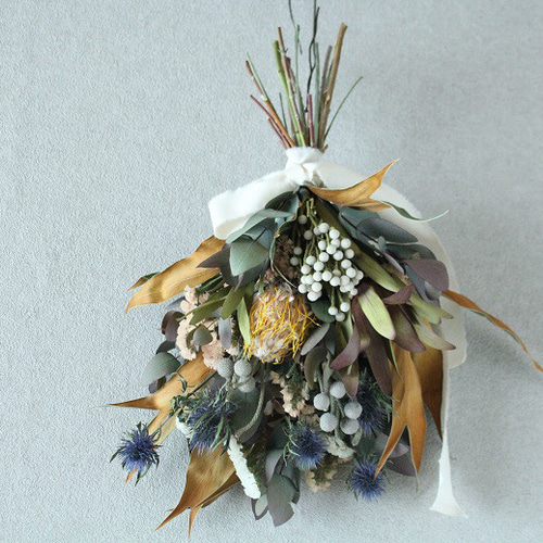 ピンクッションとグレビレアのドライフラワースワッグ ドライフラワー