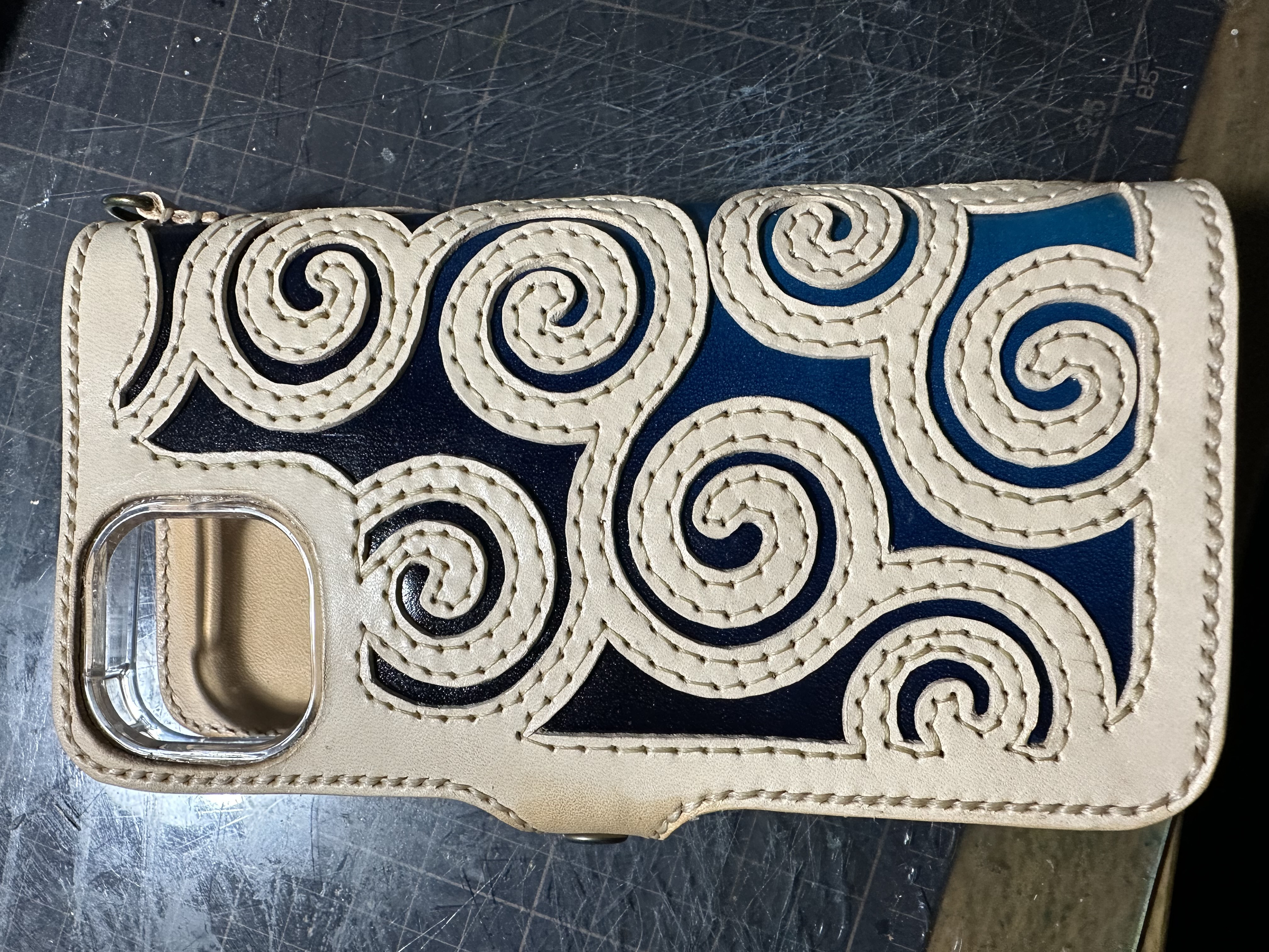 直角あるのみのiPhone12、１３、１４ケース