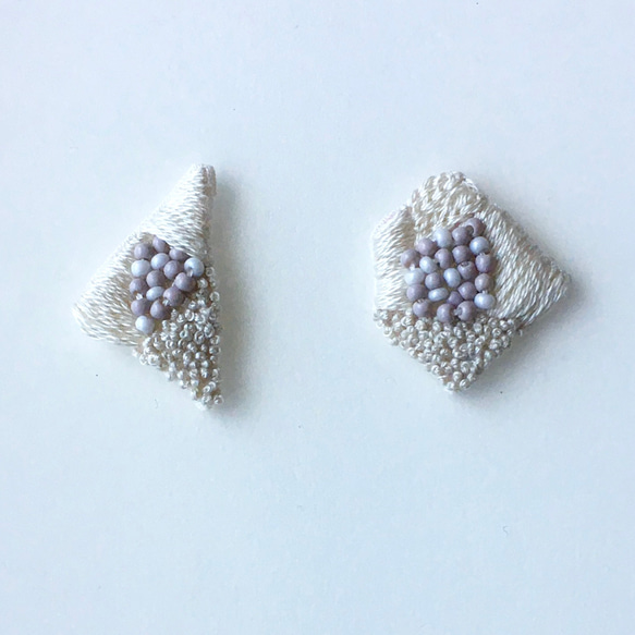 282◇sim◇刺繍ピアス.刺繍イヤリング.刺繍アクセサリー.くすみカラー.ベージュ.ナチュラル 1枚目の画像