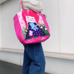 ピンクのgirlちゃんビッグトートバッグ・革とオリジナルプリント生地で個性が弾ける大きいバッグ（受注生産） 3枚目の画像