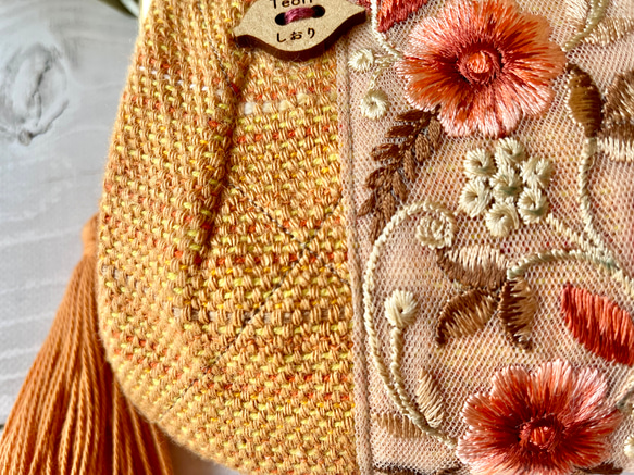 【織布付きキット難易度③）手織り布と刺繍リボンで作るふっくらがまポーチ（オレンジ） 3枚目の画像