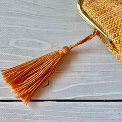 【織布付きキット難易度③）手織り布と刺繍リボンで作るふっくらがまポーチ（オレンジ） 4枚目の画像