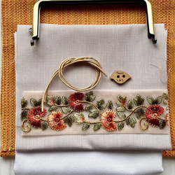 【織布付きキット難易度③）手織り布と刺繍リボンで作るふっくらがまポーチ（オレンジ） 7枚目の画像