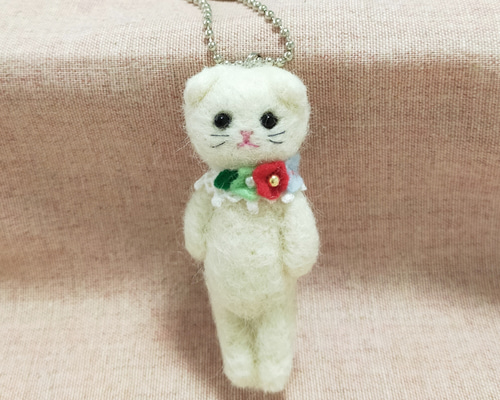 受注制作 羊毛フェルトの猫マスコット(折れ耳白 スコティッフォールド