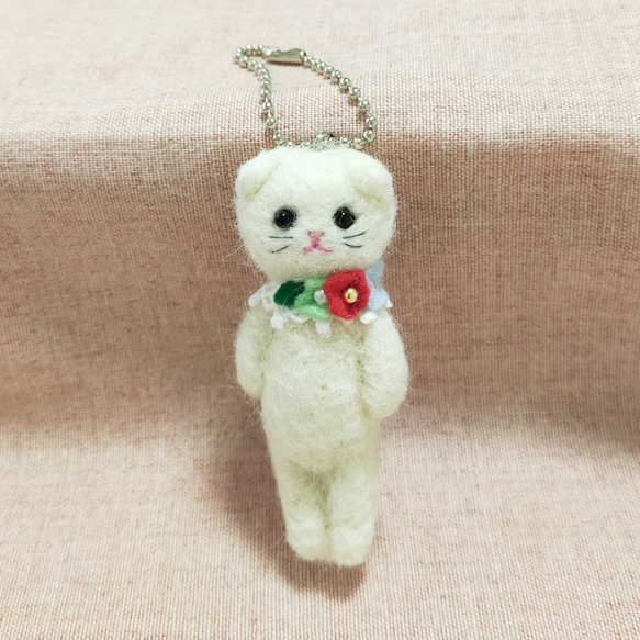 受注制作 羊毛フェルトの猫マスコット(折れ耳白 スコティッフォールド