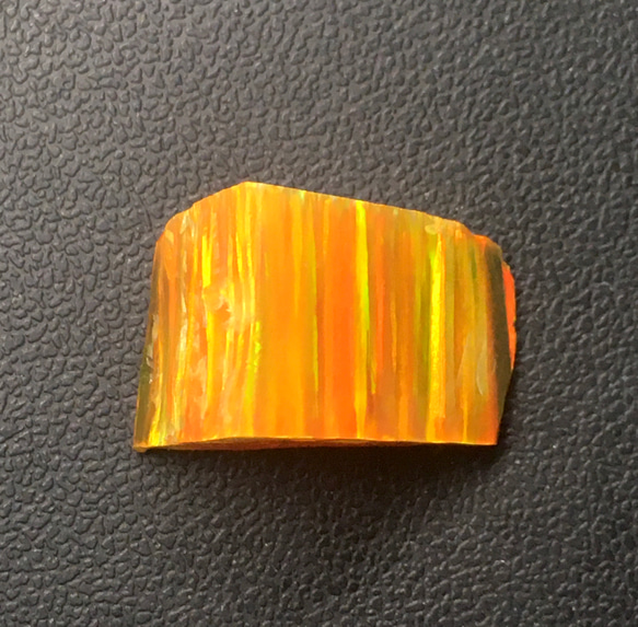 《人工オパール》(ネオンオパール) 原石 オレンジ/オレンジ斑 6.0g (樹脂含侵) 3枚目の画像