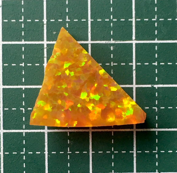 《人工オパール》(ネオンオパール) 原石 オレンジ/オレンジ斑 6.0g (樹脂含侵) 4枚目の画像