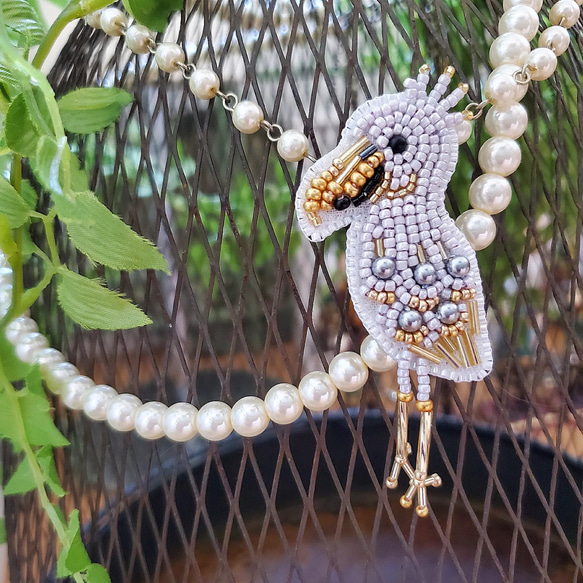 大人のビーズ刺繍 167. 小鳥のビーズ刺繍ブローチ リネン生地
