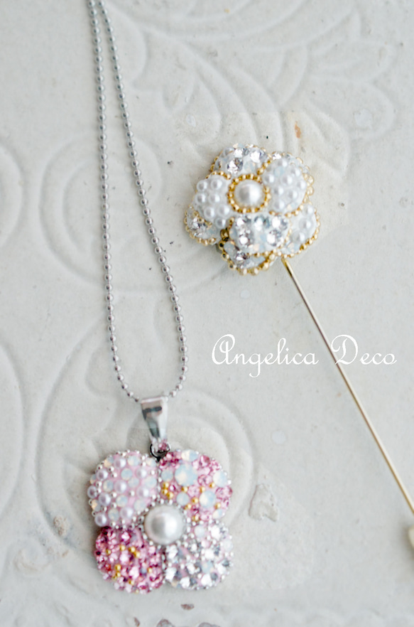 春アクセサリーにおススメ。ピンクのふっくら4枚花びらのスワロフスキーペンダント　優しい気持ちのネックレス　パール付 2枚目の画像