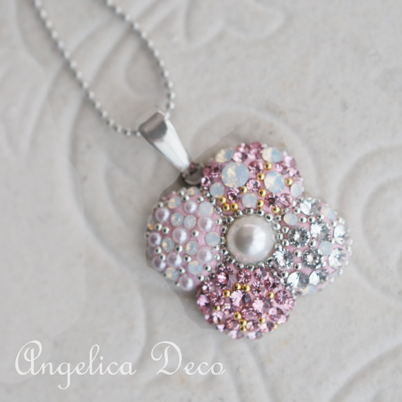春アクセサリーにおススメ。ピンクのふっくら4枚花びらのスワロフスキーペンダント　優しい気持ちのネックレス　パール付 1枚目の画像