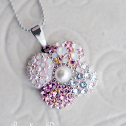 春アクセサリーにおススメ。ピンクのふっくら4枚花びらのスワロフスキーペンダント　優しい気持ちのネックレス　パール付 3枚目の画像