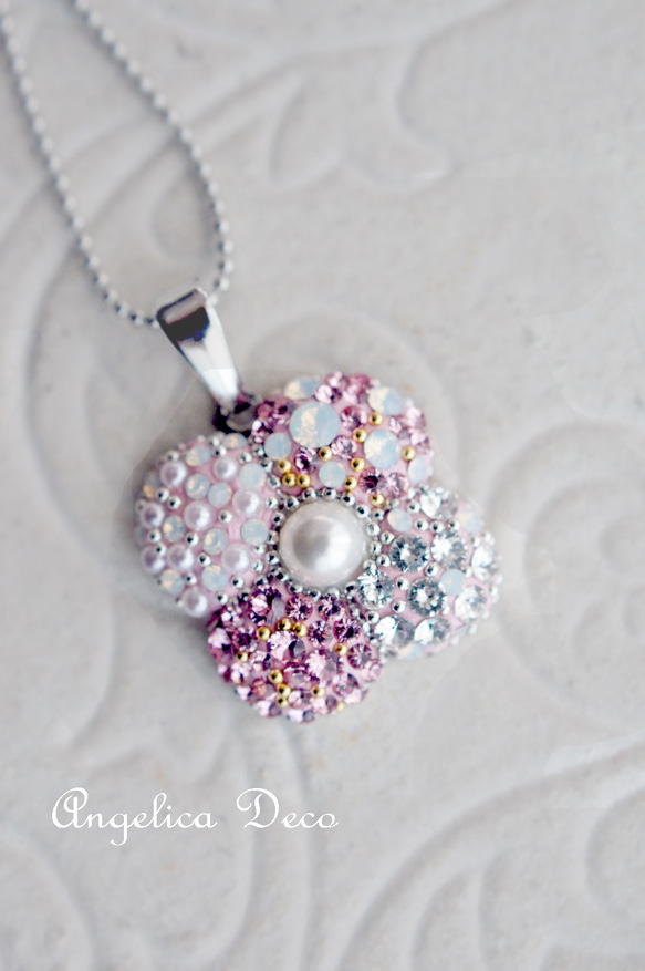春アクセサリーにおススメ。ピンクのふっくら4枚花びらのスワロフスキーペンダント　優しい気持ちのネックレス　パール付 3枚目の画像