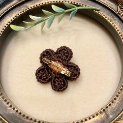 tiny flower  シンプルなお花モチーフのブローチ  chocolate 3枚目の画像