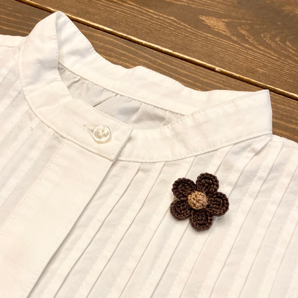 tiny flower  シンプルなお花モチーフのブローチ  chocolate 2枚目の画像