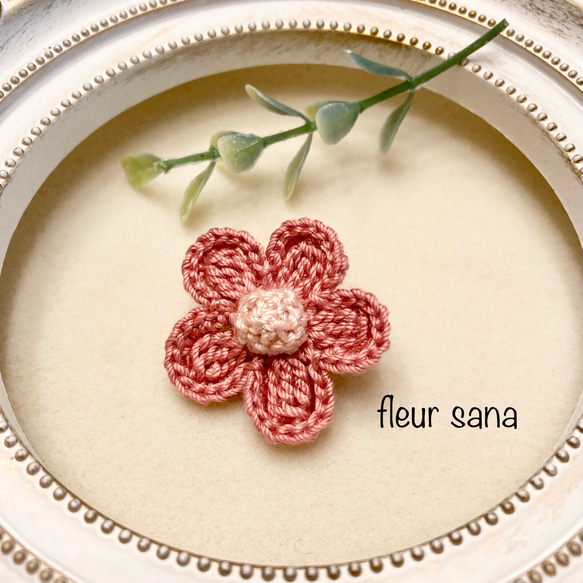 tiny flower  シンプルなお花モチーフのブローチ  strawberry 1枚目の画像